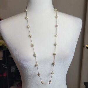 Chic Pearl Necklace with Silver Accents